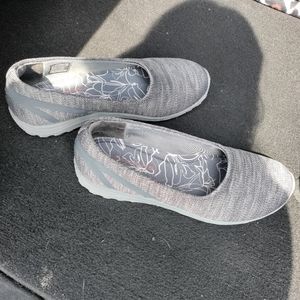 NWOT Sz 8.5 Skechers Slip-Ons